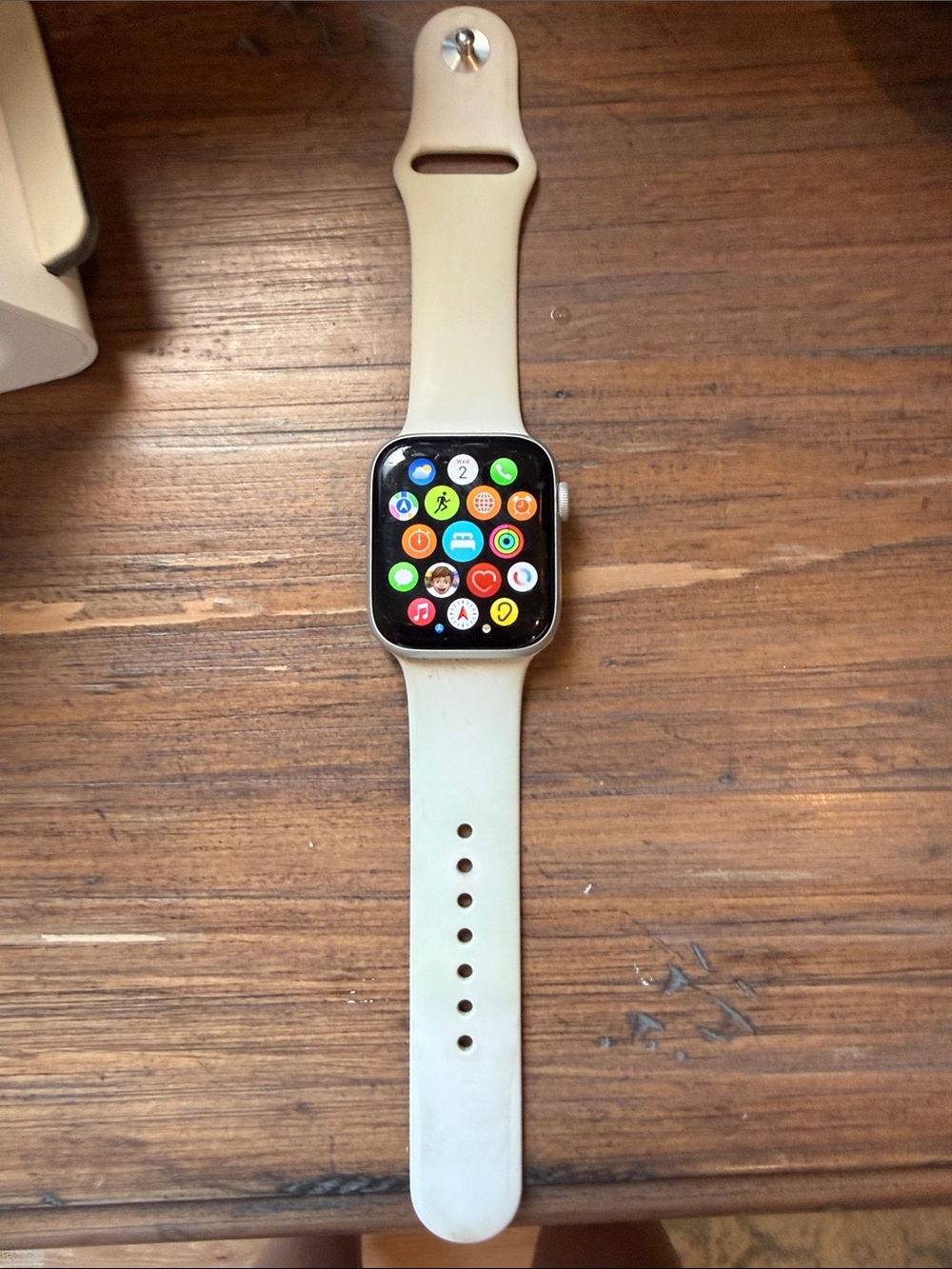 Apple Smartwatch series 6 44 mm with Light Cream Sport Band